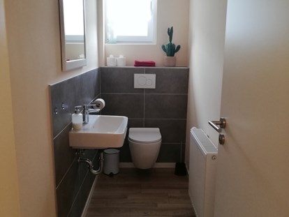 Monteurwohnung - Waschmaschine - Franken - Gäste-WC in der Monteurwohnung Spessart-T-Raum in Triefenstein. - Spessart-T-Raum - Monteurzimmer