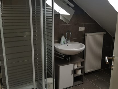 Monteurwohnung - Badezimmer: Gemeinschaftsbad - Bayern - Badezimmer  mit Dusche in der Monteurwohnung Spessart-T-Raum in Triefenstein. - Spessart-T-Raum - Monteurzimmer