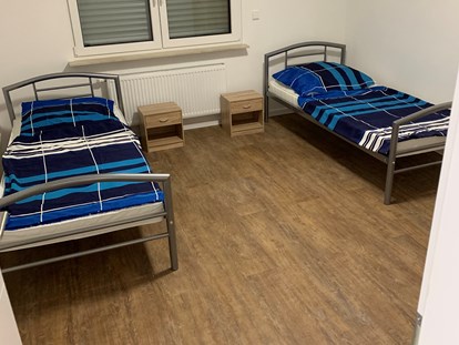 Monteurwohnung - Zimmertyp: Mehrbettzimmer - Hessen Süd - Schlafzimmer mit Einzelbetten der Monteurunterkunft in Worms - Haus Gamster