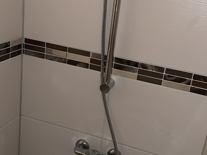 Monteurwohnung - Badezimmer: eigenes Bad - Dusche - Haus Gamster