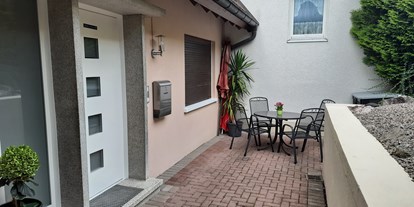 Monteurwohnung - Baiersbronn - Große Wohnung:
Eingang und Sitzbereich im Freien - Haus am Schroffen