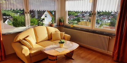 Monteurwohnung - Baiersbronn - Große Wohnung:
Wohnzimmer - Haus am Schroffen