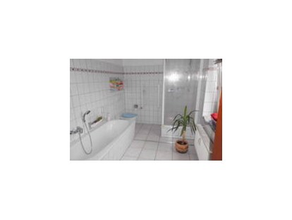 Monteurwohnung - Badezimmer: Gemeinschaftsbad - Badezimmer mit Fenster - Pension Riel