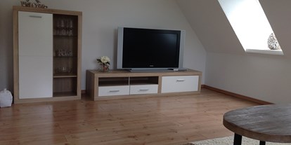 Monteurwohnung - Region Schwerin - Wohnzimmer mit TV - Mo-Wo Lübeck / Ratzeburg / Wismar mit kompl. Küche für 4 Personen 