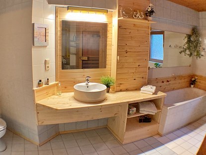 Monteurwohnung - Badezimmer: eigenes Bad - BnB Gästehaus Kusel