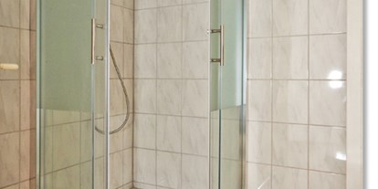 Monteurwohnung - Badezimmer: eigenes Bad - Köln - Dusche - Apartment 6, vollausgestattete Wohnung für 1 - 3 Personen
