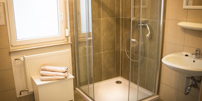 Monteurwohnung - Badezimmer: Gemeinschaftsbad - Hessen - Unterkunft4You Häuser Wohnungen Zimmer