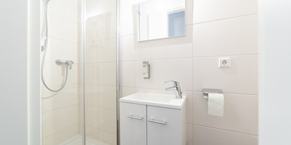 Monteurwohnung - Kühlschrank - Berlin - eigenes Bad mit Dusche - Monteurzimmer Berlin Pankow - Nur 10 min. von der A10 - 3 Zimmer/ 7 Betten