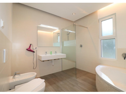 Monteurwohnung - Art der Unterkunft: Gästehaus - Region Schwaben - Badezimmer im EG - DONAU HOME - Münsingen