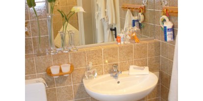 Monteurwohnung - PLZ 30161 (Deutschland) - Badezimmer in oberer Wohnung. Im Spiegel sieht man die Dusche. - Zimmer-für-Monteure