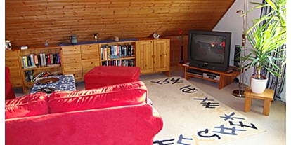 Monteurwohnung - PLZ 30161 (Deutschland) - Gemütliche Sitzecke im 50 qm großen Wohnzimmer, mit Blick auf den Fernseher. - Zimmer-für-Monteure