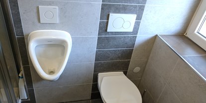 Monteurwohnung - Badezimmer: Gemeinschaftsbad - Region Schwaben - Toilette - Zentralblick Unterthingau