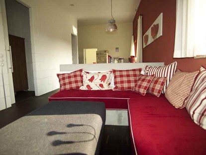 Monteurwohnung - Zimmertyp: Doppelzimmer - Region Schwaben - Couch - Kissling Ferienwohnungen & Monteurwohnungen