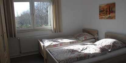Monteurwohnung - Kühlschrank - Berlin - 2 Einzelbetten in Wohnung 1 - Gästehaus Erika