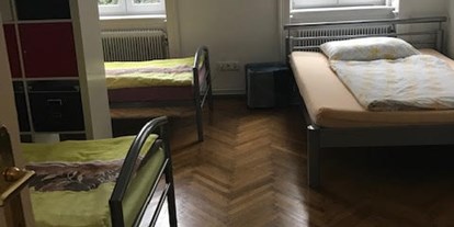Monteurwohnung - TV - Wien - Apartment Falco Zimmer mit 4 Einzelbetten - Senator Flat Falco