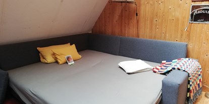Monteurwohnung - Badezimmer: Gemeinschaftsbad - Bayern - Die Couch in der Maisonette als Schlafsofa - Monteurzimmer - Studentenzimmer - Ferienwohnung im altes Schäferhaus