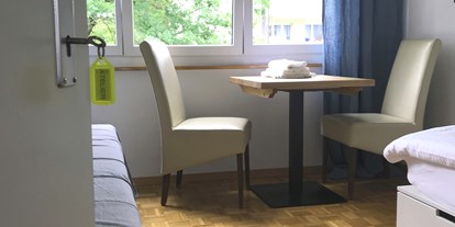 Monteurwohnung - Bern - Atelier- Zimmer ist für 1 Person oder auch für 2 Personen geeignet. Es sind 2 Einzelbetten. - Bern /Zollikofen charmante Wohnung