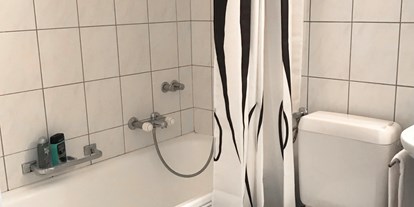 Monteurwohnung - Bern - Badezimmer mit Wanne und Dusche. - Bern /Zollikofen charmante Wohnung