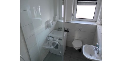 Monteurwohnung - Zimmertyp: Einzelzimmer - Hessen Süd - Duschbad mit Waschmaschine und Toilette - Monteurzimmer Biblis