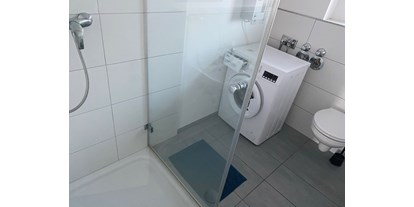 Monteurwohnung - Worms - Duschbad mit Waschbecken, Toilette, Waschmaschine - Monteurzimmer Frankenthal