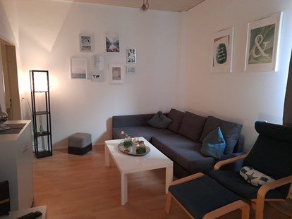 Monteurwohnung - Badezimmer: eigenes Bad - Bremen - Wohnzimmer mit Couch in der Monteurwohnung in Bremerhaven. - Sleepspot Bremerhaven 