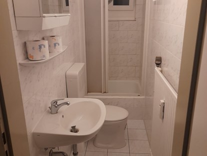 Monteurwohnung - Badezimmer: eigenes Bad - Bremen - Badezimmer mit Dusche und WC in der Aebeiterwohnung in Bremerhaven. - Sleepspot Bremerhaven 