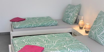 Monteurwohnung - PLZ 76149 (Deutschland) - Betten im Wohnzimmer - Ferien und Monteurswohnung Morgentau