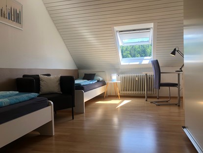 Monteurwohnung - Einzelbetten - Region Schwaben - Im kleinen Schlafzimmer stehen zwei Einzelbetten 90x200 cm,  - guest apartment niederalfingen // Aalen-Ellwangen-Heidenheim-Schwäbisch Gmünd