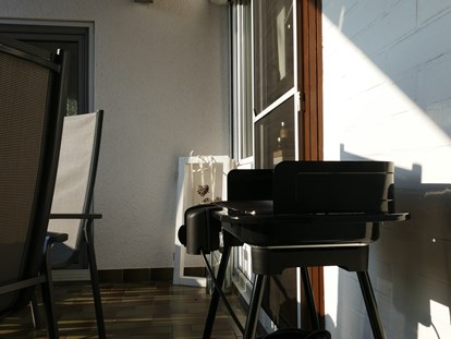 Monteurwohnung - Küche: eigene Küche - Stuttgart / Kurpfalz / Odenwald ... - Auf dem Balkon steht ein Elektrogrill zur Verfügung.. - guest apartment niederalfingen // Aalen-Ellwangen-Heidenheim-Schwäbisch Gmünd