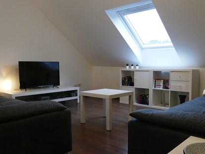 Monteurwohnung - Lauchheim - 2 bequeme Sofas laden zum relaxen ein - guest apartment niederalfingen // Aalen-Ellwangen-Heidenheim-Schwäbisch Gmünd