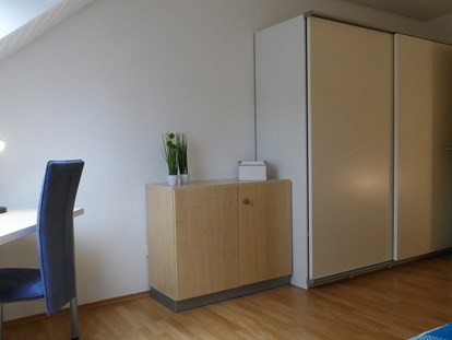 Monteurwohnung - Zimmertyp: Doppelzimmer - Region Schwaben - ein Schreibtisch, ein großer Kleiderschrank als auch ein Kleiner, der abschließbar ist - guest apartment niederalfingen // Aalen-Ellwangen-Heidenheim-Schwäbisch Gmünd