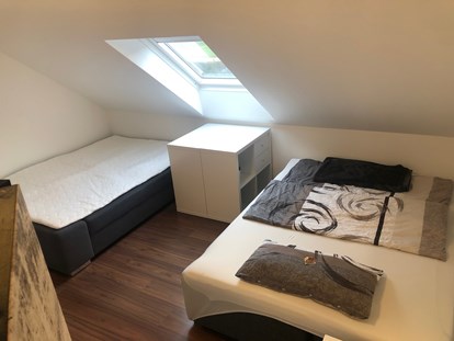 Monteurwohnung - Lauchheim - Wenn beide Sofas als Betten genutzt werden - Raum ist genügend vorhanden - guest apartment niederalfingen // Aalen-Ellwangen-Heidenheim-Schwäbisch Gmünd