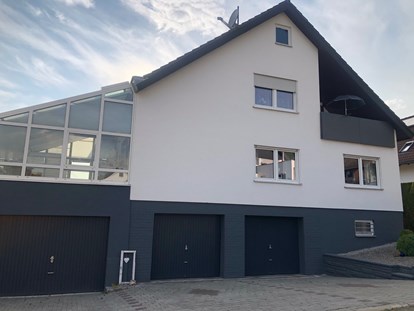 Monteurwohnung - TV - Baden-Württemberg - und die Außenansicht des Hauses, die Wohnung befindet sich im 1. OG, auf dieser Hausseite gibt es auch ausreichend Parkplätze - guest apartment niederalfingen // Aalen-Ellwangen-Heidenheim-Schwäbisch Gmünd