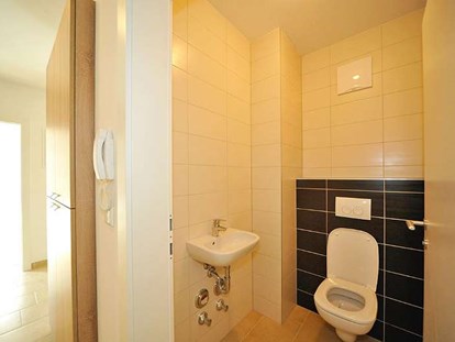 Monteurwohnung - Küche: Gemeinschaftsküche - Österreich - WC - 90+ Monteurzimmer in Villach, Einzelbetten, Parkplätze, WIFI, Küchen