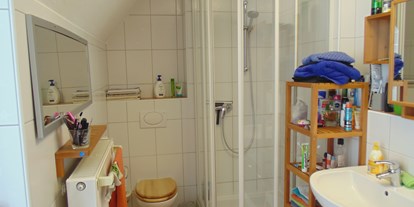 Monteurwohnung - Frühstück - Bayern - Das große Bad mit gemeinsam genutzter Dusche - Stadt- und autobahnnahes Zimmer für Drei