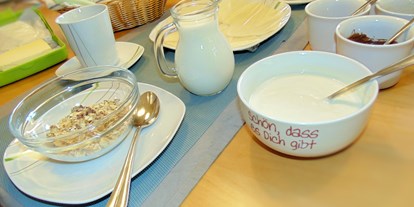 Monteurwohnung - Frühstück - Bayern - Frühstück: OPTIONAL! (Siehe Bilder auf Facebook)
6,20€ pro Person und Übernachtung; ab 5:30 Uhr.
Umfang (auch gerne als Take-away)
- je ein aufgebackenes Vollkorn- und Weißbrötchen
- Butter o. Margarine
- eine kleine Auswahl an Wurst- und Käsescheiben
- etwas Marmelade, Honig und Nuss-Nougat-Creme
- 50g selbstgemachtes, kohlenhydratarmes Nussmüsli
- 3,5% Kuh-, oder Sojamilch
- 3,5% Kuh-, oder ungesüßten Sojajoghurt - Stadt- und autobahnnahes Zimmer für Drei