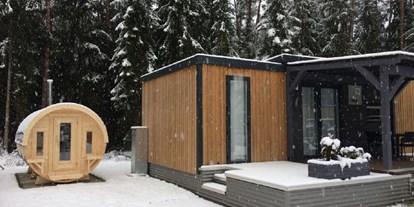 Monteurwohnung - Schwandorf - Außenansicht Mobilheim + Sauna - Modernes Mobilheim mit Fass-Sauna und Whirlpool (WA104)