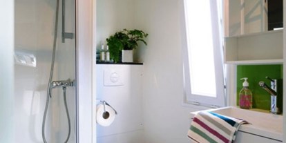 Monteurwohnung - Schwandorf - Badezimmer - Modernes Mobilheim mit Fass-Sauna und Whirlpool (WA104)