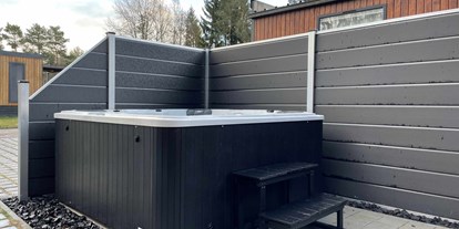 Monteurwohnung - Schwandorf - Whirlpool - Modernes Mobilheim mit Fass-Sauna und Whirlpool (WA104)