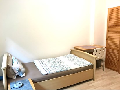 Monteurwohnung - Kaffeemaschine - Schlafzimmer einzeln, single bedroom - Top Wohnungen möbliert in Mönchengladbach, Viersen, Krefeld