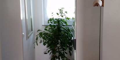 Monteurwohnung - Zimmertyp: Doppelzimmer - Hessen - Flur mit Garderobe Wohnung DG - Ferienwohnung Hahn in Fulda