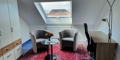 Monteurwohnung - Kaffeemaschine - Hessen Süd - Arbeitsplatz blaues Zimmer Wohnung DG - Ferienwohnung Hahn in Fulda