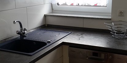 Monteurwohnung - Badezimmer: eigenes Bad - Hessen - Spüle und Spülmaschine Wohnung DG - Ferienwohnung Hahn in Fulda