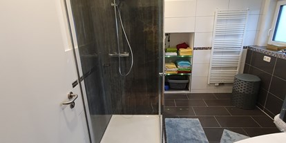 Monteurwohnung - Badezimmer: eigenes Bad - Hessen - Dusche  Bad Wohnung DG - Ferienwohnung Hahn in Fulda