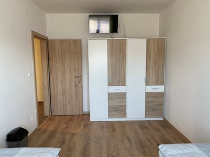 Monteurwohnung - Kühlschrank - Kleiderschrank im Doppelzimmer - Monteurzimmer-Buchen.at  in Neulengbach