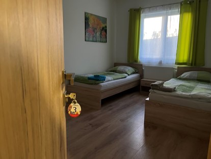Monteurwohnung - Kühlschrank - Ein Blick in unsere Zimmer - Monteurzimmer-Buchen.at  in Neulengbach