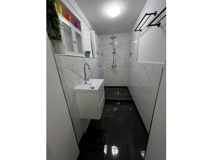 Monteurwohnung - Badezimmer: eigenes Bad - Moderne Wohnungen für 2-6 Pers mit schnellem Internet