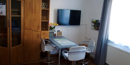 Monteurwohnung - Badezimmer: Gemeinschaftsbad - Region Schwaben - Dreibettzimmer Sitzecke - Monteurzimmer Ostalb 