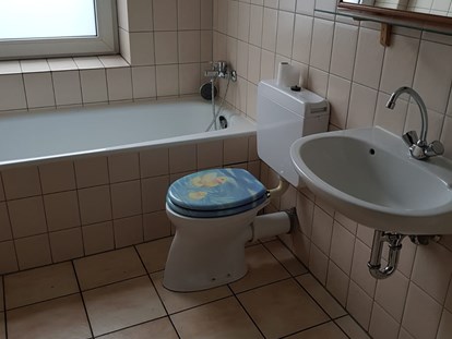 Monteurwohnung - Hund erlaubt - Köln, Bonn, Eifel ... - Badezimmer mit Badewanne - Apartment Monteurzimmer Duisburg
