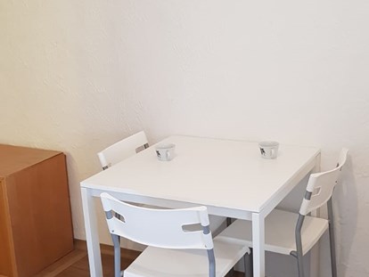 Monteurwohnung - Badezimmer: Gemeinschaftsbad - Deutschland - Sitzmöglichkeiten  zum Essen im Apartment - Apartment Monteurzimmer Duisburg